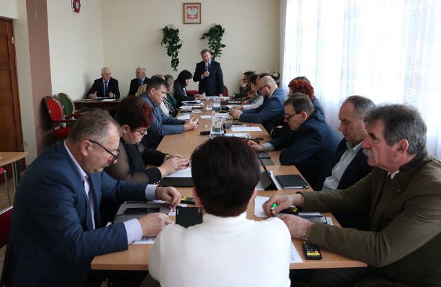 Wójt gminy Radomyśl nad Sanem podczas sesji budżetowej