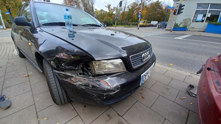 Wypadek dwóch aut na Wyszyńskiego We Wrocławiu. Na przejście dla pieszych wjechała rowerzystka, kierowca audi nie wyhamował