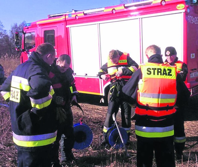 Strażacy musieli wykuć ciało z lodu.