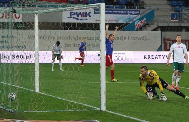 Piast Gliwice - Śląsk Wrocław 2:0! Dwa gole rezerwowego Łukasza Hanzela dały Piastowi bezcenne trzy punkty. Kluczowy wpływ dla losów meczów miała czerwona kartka Krzysztofa Danielewicza, który przebywał na boisku… 7 minut. Piast grający od 62 minuty z przewagą jednego piłkarza zwyciężył u siebie 2:0.