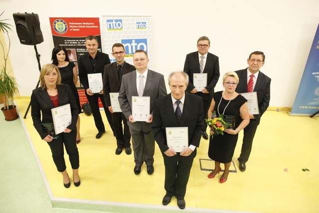 Laureaci z 2013 r. (od lewej): pielęgniarka Mariola Niesłuchowska; Katarzyna Kasperkiewicz i Maciej Zaklika, Apteka "Na dobre i na złe&#8221;; Michał Sajkowski, ratownik med.; Maciej Kasperek, stomatolog  Zdzisław Juszczyk; Opolski Hipokrates lek. Jarosław Mijas, Ewa i Adam Cybulscy, placówka med.