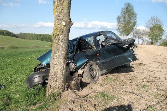 Lanos wypadł z drogi i uderzył w drzewo. Kierowca nie przeżył wypadku.