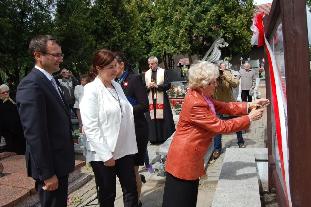 Tablicę odsłonili -  przedstawiciel rodzin powstańczych Małgorzata Graff, Alina Paszkiewicz ze Stowarzyszenia Kibiców Lecha Poznań  i  Artur Michalak, burmistrz Szubina.