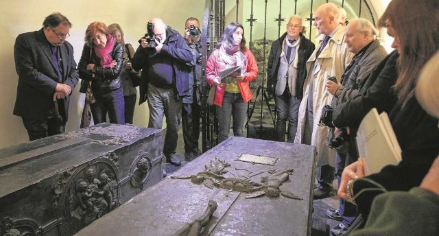 Komisja konserwatorska spotkała się wczoraj przy sarkofagach w krypcie katedry wawelskiej.