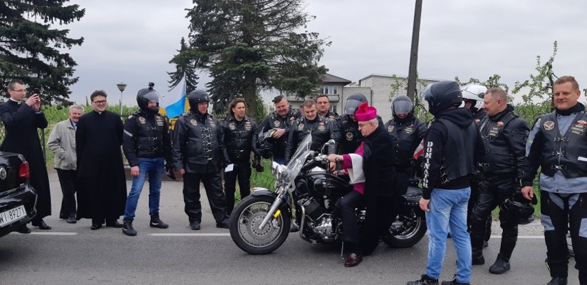 Biskup pomocniczy warszawski przyjechał do Jasieńca na... motocyklu. Eskortował go klub Dominator z Grójca