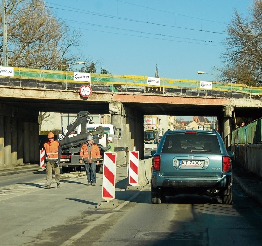 Prace rozbiórkowe na Krakowskiej dobiegają końca. Kolejarze...