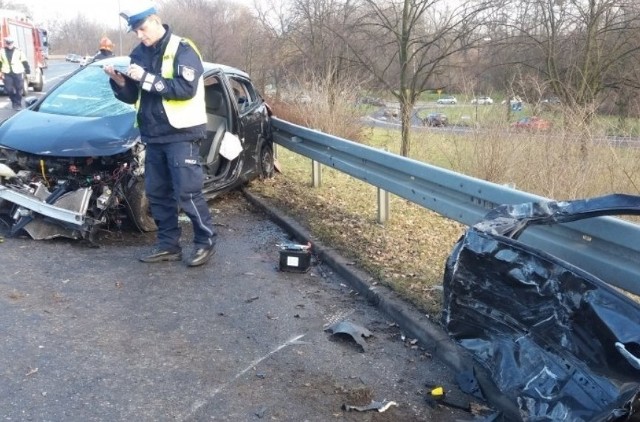 Wypadek w Zabrzu: Dwie osoby trafiły do szpitala po wypadku na DK88