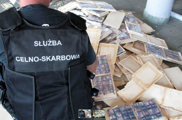 Przemyt ponad 22 tys. sztuk papierosów udaremnili funkcjonariusze KAS z polsko-białoruskiego przejścia granicznego w Bobrownikach. Kontrabanda warta kilkanaście tysięcy złotych ukryta była wewnątrz drewnianych półek na książki, które przewoził w busie 43-letni Białorusin.