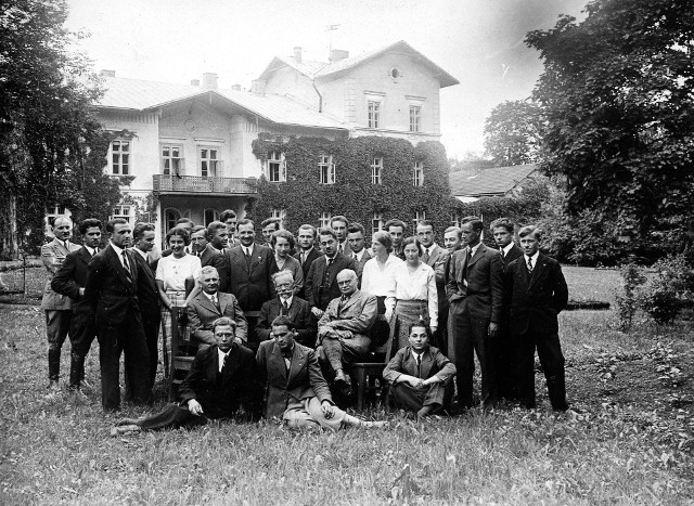 Prof. Jan Z. Włodek (siedzi 1. z prawej) ze studentami w Dąbrowicy