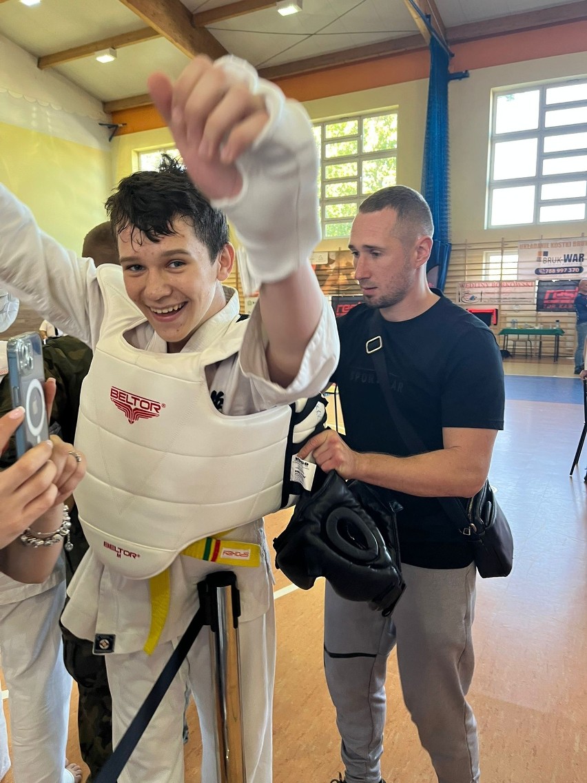 Udane starty młodych tarnobrzeskich karateków w Leżajsku. Wrócili z medalami - zdjęcia