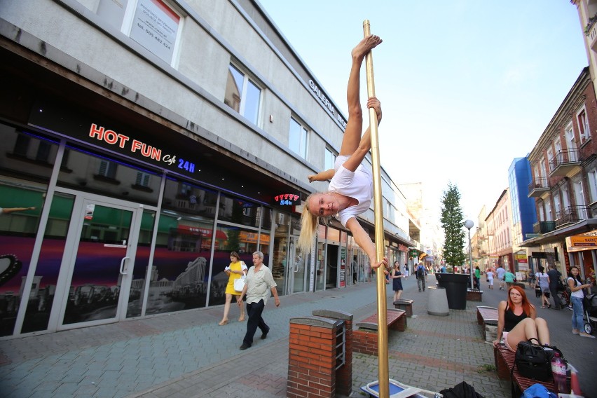 Taniec na rurze w centrum Sosnowca [ZDJĘCIA]