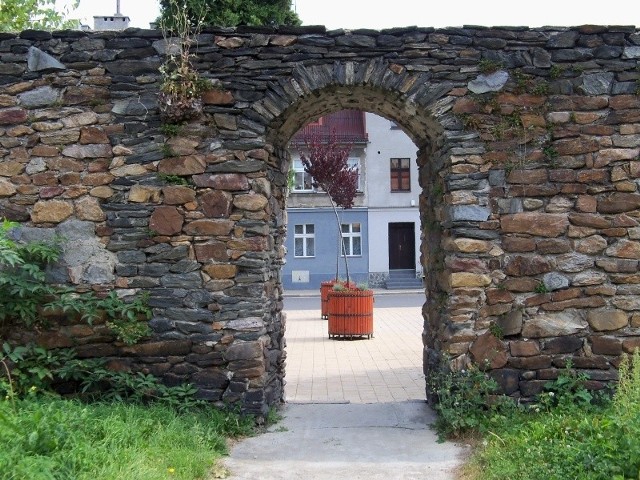 Fragmenty dawnych murów obronnych zachowały się w Głuchołazach jedynie przy ul. Skłodowskiej.