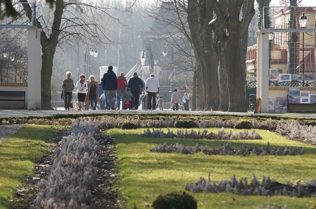 Inowrocławskie Solanki. To tutaj przy jednej z głównych alejek koczują bezdomni.