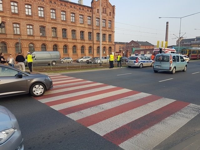 Tragedia na ul. Kopcińskiego w Łodzi! Dziecko wpadło pod tramwaj! Ustalono tożsamość dziewczynki [FILMY, zdjęcia, AKTUALIZACJA]