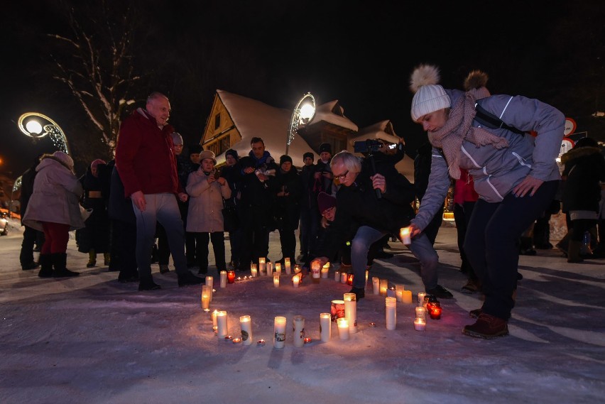 Zakopane: Na Krupówkach też ułożono serce dla śp. prezydenta Adamowicza [GALERIA]