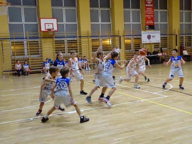 Podczas 17. turnieju koszykówki im. Brunona Zastempowskiego w Chełmnie rozegrano dwa mecze. Najpierw obejrzeliśmy mecz dzieci, później dorosłych koszykarzy.