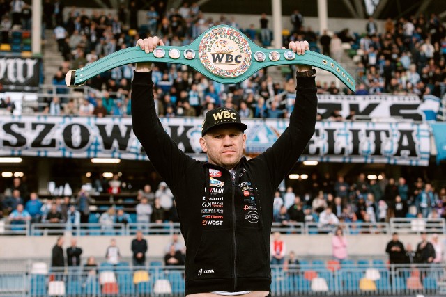 Mistrz świata organizacji WBC - Łukasz Różański w przerwie spotkania Stali Rzeszów z Sandecją Nowy Sącz otrzymał podziękowania od kibiców
