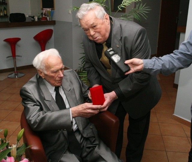 Zygmunt Sikora (z lewej) otrzymuje kopię brązowego medalu Igrzysk Olimpijskich w 1960 roku w Rzymie, od jego zdobywcy - Leszka Drogosza.