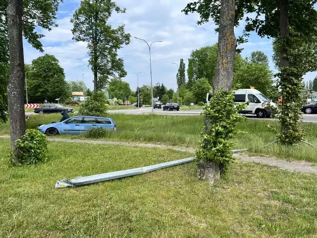 Pokiereszowany wrak auta i brak obecności służb ratunkowych dziwiły przechodniów i przejezdnych, którzy zastanawiali się co się stało z kierowcą