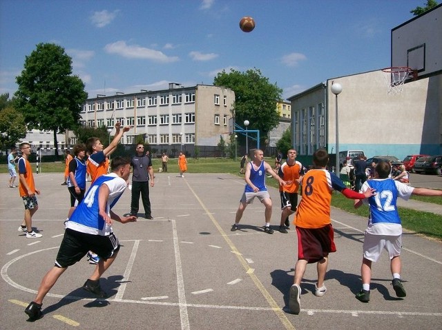 Drużyna z liceum "Słowackiego&#8221;, w pomarańczowych koszulkach, dzielnie walczyła z ekipą gospodarzy z X LO na piątkowym turnieju koszykówki "Z podwórek do NBA&#8221;.
