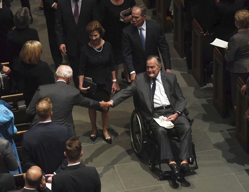 Były prezydent George W. Bush z żoną Laurą i ojcem George'em...