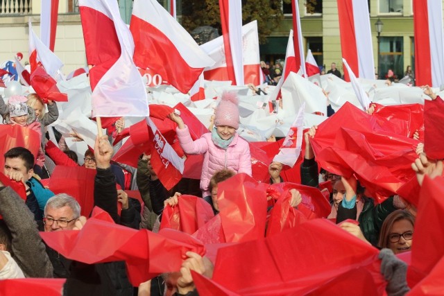 Organizowana po raz osiemnasty, Radosna Parada Niepodległości w 101. rocznicę odzyskania niepodległości przeszła ulicami Wrocławia.