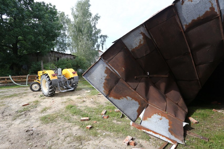 Burza w Łodzi. Nawałnica nad Łodzią. Powalone drzewa, gałęzie na drogach, zalane ulice [ZDJĘCIA]