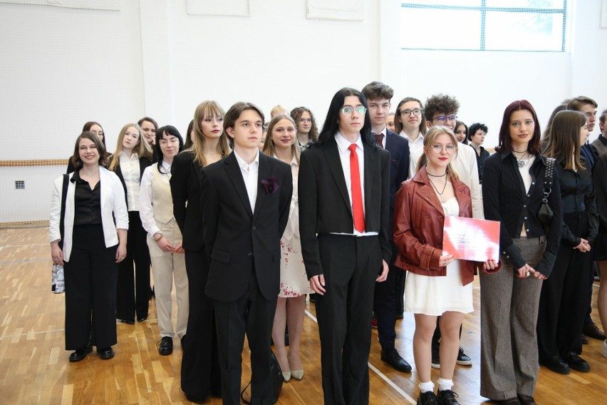 Zakończenie roku szkolnego maturzystów w VI Liceum Ogólnokształcącym imienia Juliusza Słowackiego w Kielcach. Zobaczcie zdjęcia i film