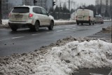 Kraków. Mróz, ale stan dróg niezły. Tylko na poboczach góry ze śniegu