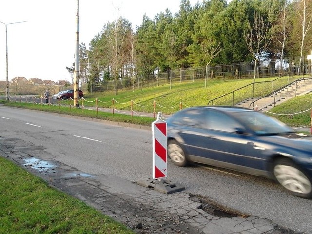 Dziura na ul. Piłsudskiego. ZIM tłumaczy, że słupek ostrzegawczy musi tam stać, aby kierowcy nie uszkodzili pojazdów. 