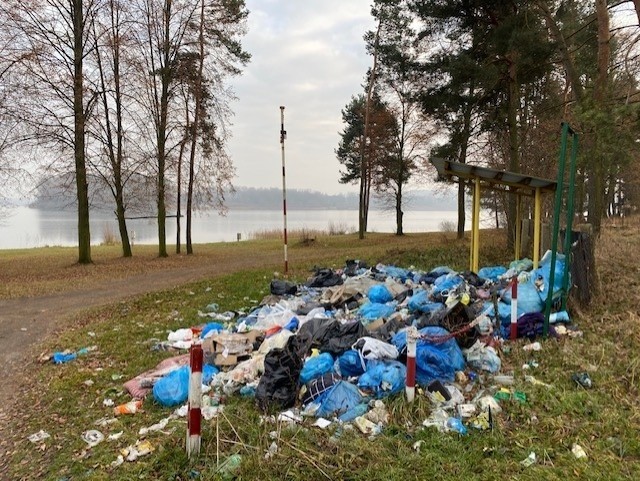 Śmieci nad jeziorem na Przeczycach zalegają od kilku...