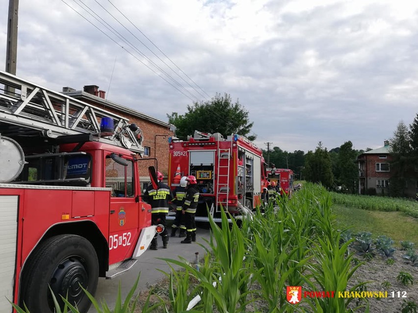 Pożar w Trojanowicach. Palił się dom, jedna osoba została ranna