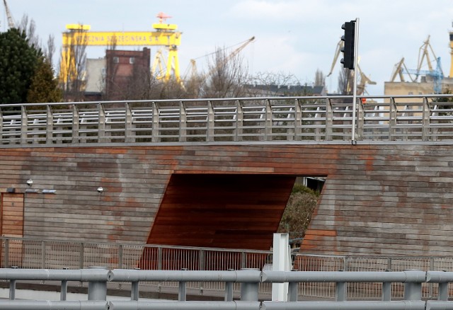 Przypływających do mariny żeglarzy w nowym sezonie przywita elewacja mostu z którego zimą odszedł impregnat 