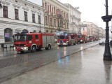 Alarm bombowy w Łódzkim Urzędzie Wojewódzkim. Straż pożarna i policja przed urzędem na Piotrkowskiej 