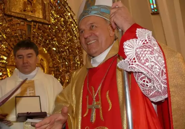 Biskup Edward Frankowski odbierający tytuł Pater Urbis.