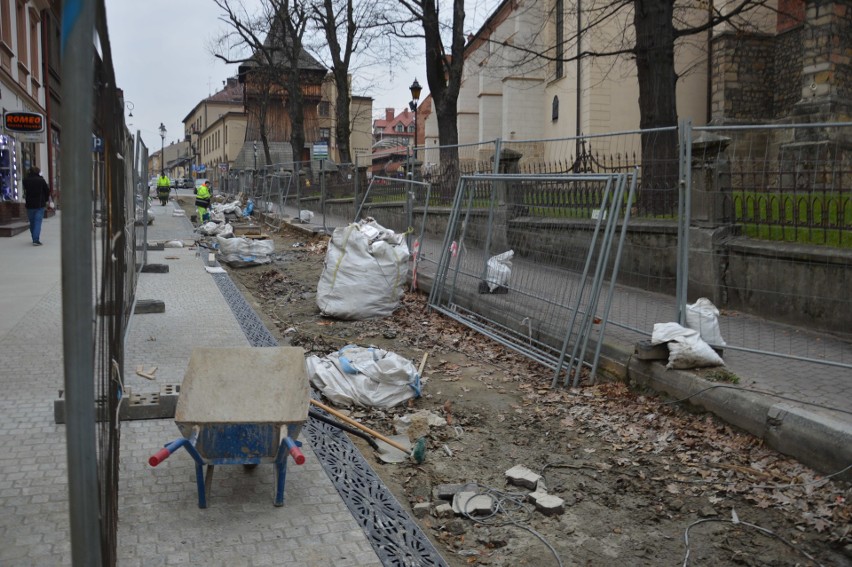 Bochnia. Część Placu Świętej Kingi po przebudowie już oddana pieszym, zerwano chodnik przy Galerii Bocheńskiej [ZDJĘCIA]