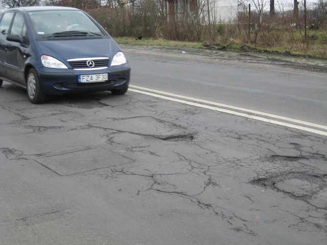 Wielu ludzi podkreśla, że najgorzej w Żarach jeździ się ul. Zielonogórską, gdzie zniszczona jest cała jezdnia.