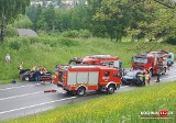 Wypadek w Bochni. Czołowe zderzenie renault z oplem na drodze krajowej nr 94. Dwie osoby trafiły do szpitala [ZDJĘCIA]