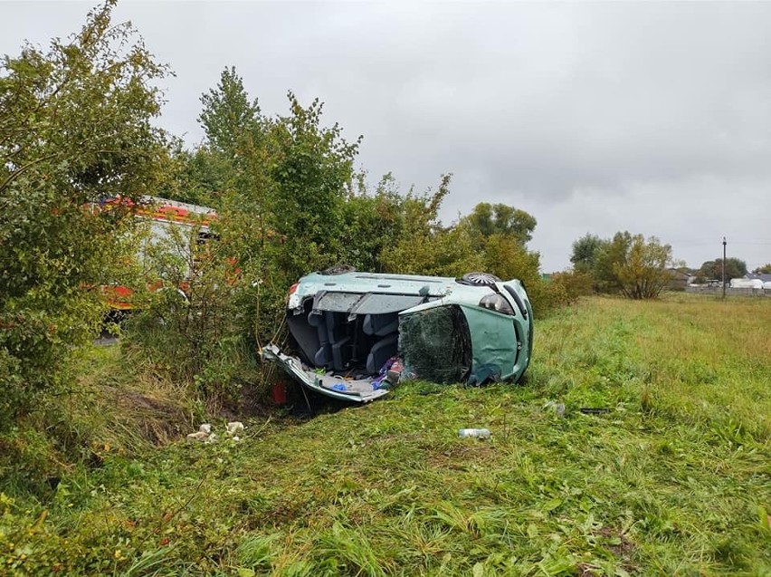 Wypadek w gminie Wierzbica. Trzy kobiety uwięzione w samochodzie, kierująca była pijana!