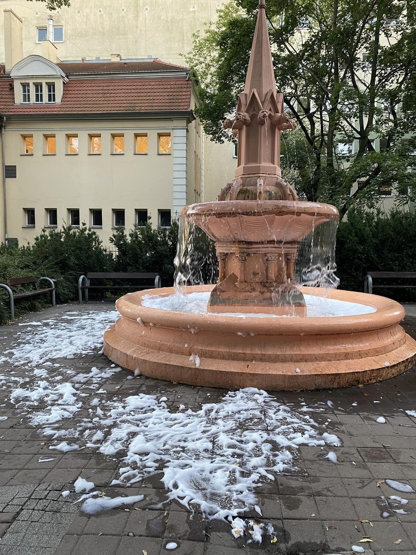 Zdjęcia pieniącej się fontanny udostępniła na Facebooku...