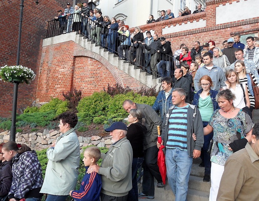 Publiczność stała nawet na schodach skarpy na starówce