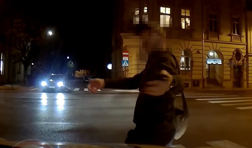 Brawurowa gra aktorska! Tak obcokrajowiec próbował wyłudzić odszkodowanie na jednym z przejść dla pieszych w Krakowie! [ZDJĘCIA, WIDEO]