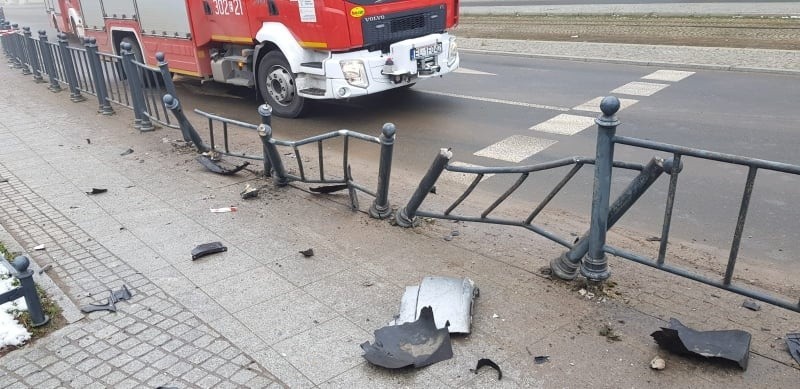 Wypadek na ul. Narutowicza w Łodzi! Dachowanie na skrzyżowaniu