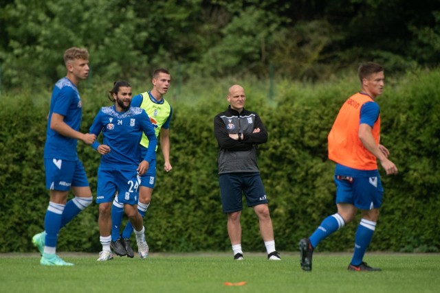 Trener Maciej Skorża z pewnością zabierze do Belek kilku młodych zawodników z Akademii Lecha Poznań. Wciąż nie znamy jednak nazwisk tych, którzy będą mieli okazję przygotowywać się z pierwszą drużyną.