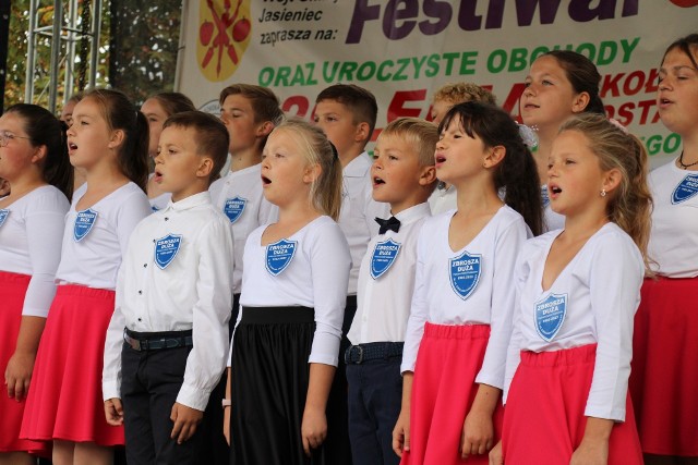 Występy artystyczne uczniów były jedną z atrakcji Festiwalu Owoców w Zbroszy Dużej połączonego z obchodami jubileuswzu 120 lecia tamtejszej szkoły.