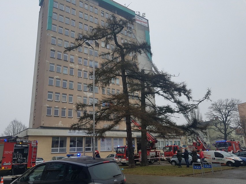 40 osób opuściło budynek, strażacy i policjanci przeszukują...