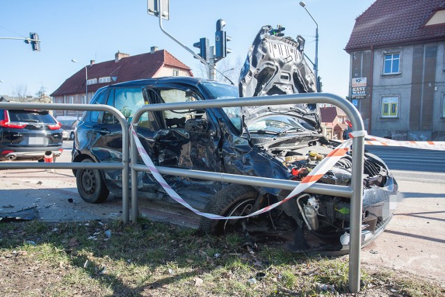 Do groźnie wyglądającego zdarzenia drogowego doszło w dziś (sobota 02/03/2019) na skrzyżowaniu ulic Szczecińskiej i Małcużyńskiego. Kierujący osobową Mazdą wymusił pierwszeństwo przejazdu na jadącym ul. Szczecińską kierującym Hondą. Jedna osoba z tego zdarzenia trafiła do szpitala. Policja na miejscu kolizji wprowadziła ruch wahadłowy.