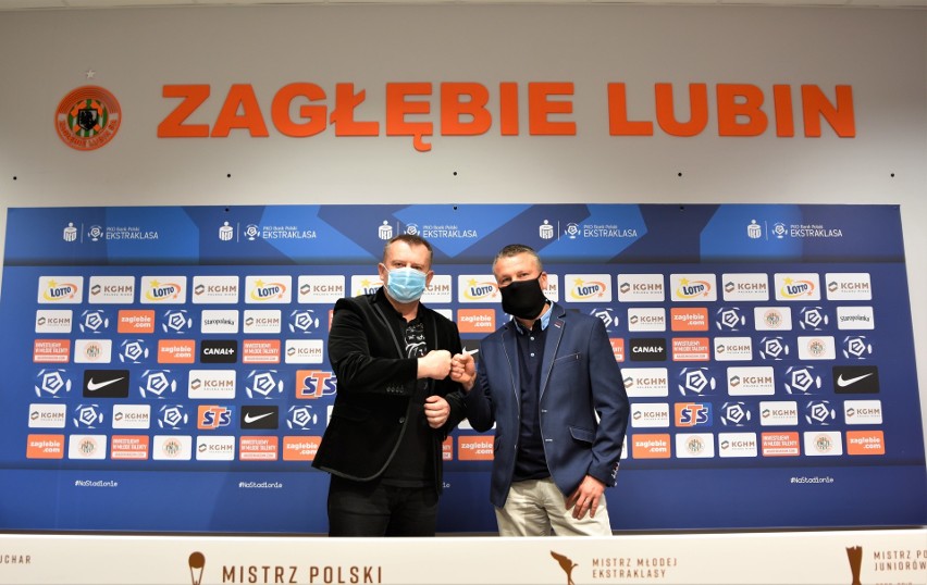 Prezes Zagłębia Lubin Artur Jankowski (z lewej) i nowy...