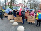 "Łapy precz od naszej lecznicy". Protest w obronie szpitala w Miastku