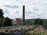 Rozbiórka dawnej fabryki. Na końcu runie stary komin (zdjęcia, wideo) 